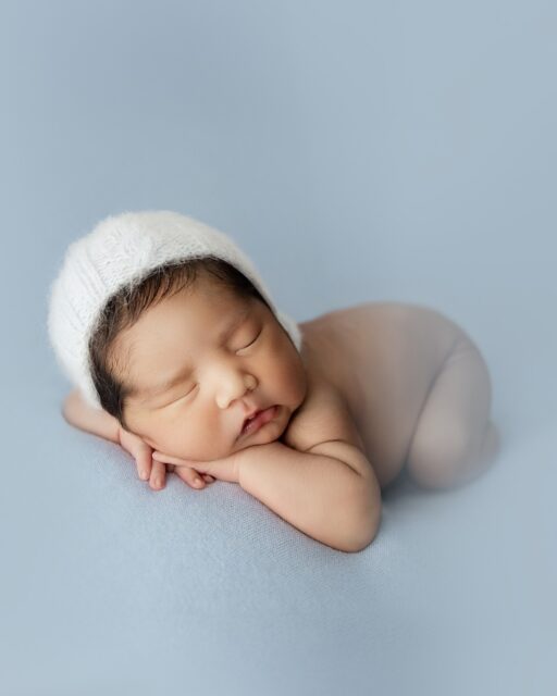 Sesión Newborn Clásica.
¿Cómo es una sesión Newborn Clásica? En una sesión linda donde vamos al ritmo de tu bebé y donde lo voy a retratar en poses clásicas y seguras para que guardes un recuerdo hermoso de esos primeros días de nacido. 
Estas sesiones se hacen dentro de las 2 o máximo 3 primeras semanas de nacido.
Quieres hacerle estas fotos a tu bebé? Envíamen un mensaje y te mando toda la info.