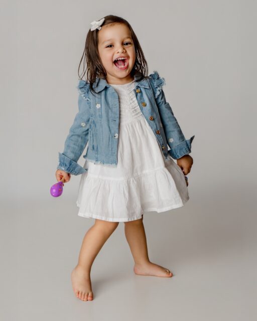 Amo la energía linda que tienen los niños. Amo estas sesiones llenas de espontaneidad, risas, correrías. 
Nunca dejes de tener fotos de tus hijos, crecen volando.