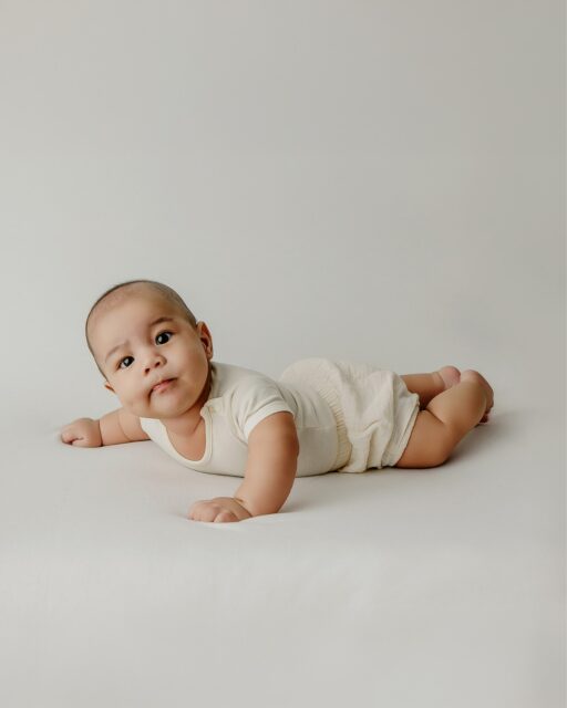 Esta edad en los bebés es tan fotografiable, tan linda, tan impredecible, los bebés hacen muecas, ya levantan la cabecita, fijan la mirada en papá y mamá... Es un momento en la vida de tu bebé que no puedes perder.
Pregúntame por la sesión Tiny Baby