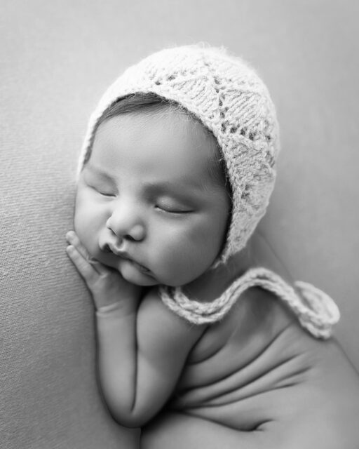 Los primeros días son caóticos, intensos y únicos. Todo pasa muy rápido y a veces cuesta acordarse de esos momentos, tener a un bebé tan pequeñito en casa, sobretodo siendo mamá primeriza es todo un reto.
Merece que recuerdes esos primeros 15 días de tu bebé así como tus primeros días de mamá. Escríbeme para enviarte la info de mis sesiones para recién nacidos.