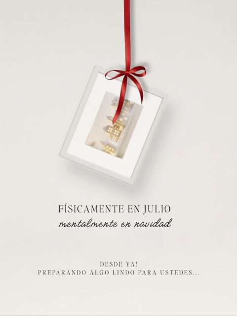 🌲Desde ya estoy preparando algo hermoso para ustedes. 
Ya pasamos la mitad del año y el tiempo vuela, y en vista de que el año pasado la acogida para las Minis de Navidad fue increíble y prácticamente terminé de tomar fotos un día antes de Navidad, este año voy a hacer todo con más tiempo, a tomar nota que empezaré las sesiones en OCTUBRE ! 
Quiero tener más tiempo y calma de frenar un poco el loquerio de la entrega de fotitos, los cuadros, las impresiones, las fotos adicionales y todo el trajín de esas fechas tan tan lindas ! 
Ya tengo mi escenario definido y va a estar hermoso! Si eres clienta habitual, de las que confían en mí a ojos cerrados y quieres ir teniendo más detalles escríbeme! ✨
Que emoción! ❤️